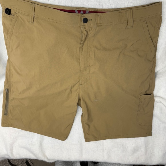 Wrangler mens tan shorts. Size 48 with elastic waist. Side pocket - Picture 1 of 5